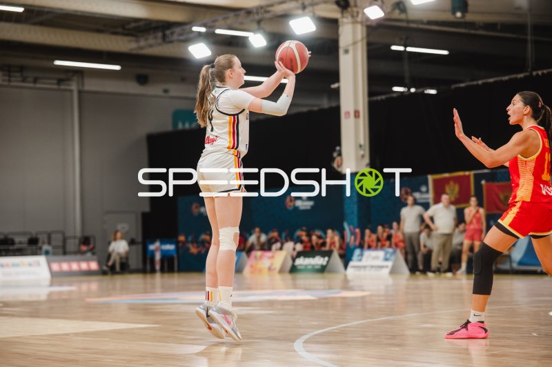 Frederike Askamp (#14; Deutschland) beim Sprungwurf gegen Montenegro