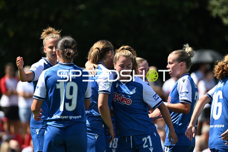 Franziska Harsch (#17; TSG Hoffenheim) und Laura Gloning (#20; TSG Hoffenheim) im Spielgeschehen