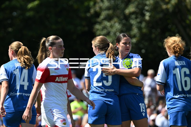 Svenja Fölmli (#19; TSG Hoffenheim) und Spielerin #23 im Jubel