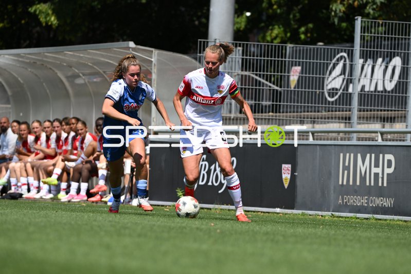 Maxi Rall (#8; VfB Stuttgart) im Zweikampf mit Laia Martret
