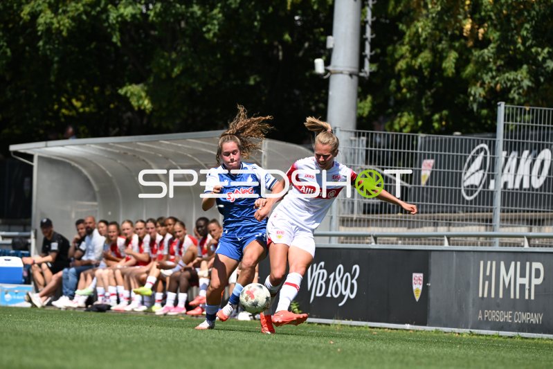 Laia Martret (TSG Hoffenheim) im Zweikampf gegen VfB Stuttgart