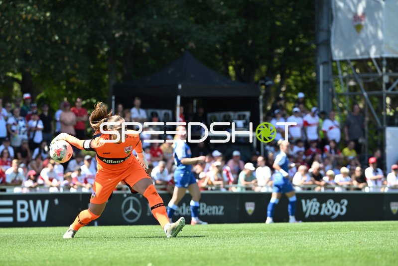 Laura Giuliani (#1; VfB Stuttgart) beim Abwurf im Heimspiel