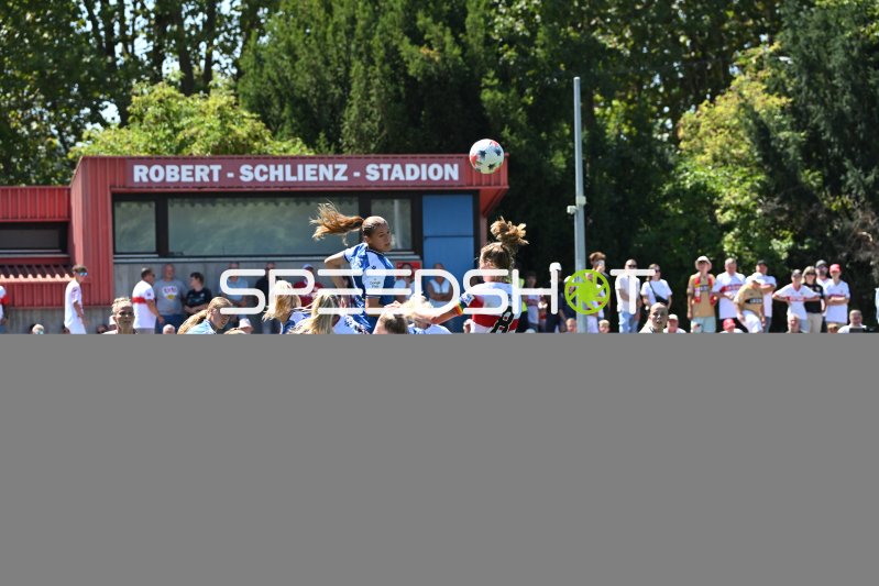 Svenja Vöhringer (#34; TSG Hoffenheim) beim Kopfballduell im Robert-Schlienz-Stadion
