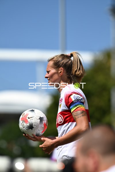 VfB Stuttgart Spielerin mit Ball beim Einwurf