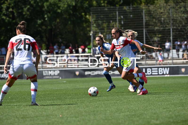 Dafina Redzepi (#7; VfB Stuttgart) im Zweikampf gegen Vanessa Diehm (#6; TSG Hoffenheim)