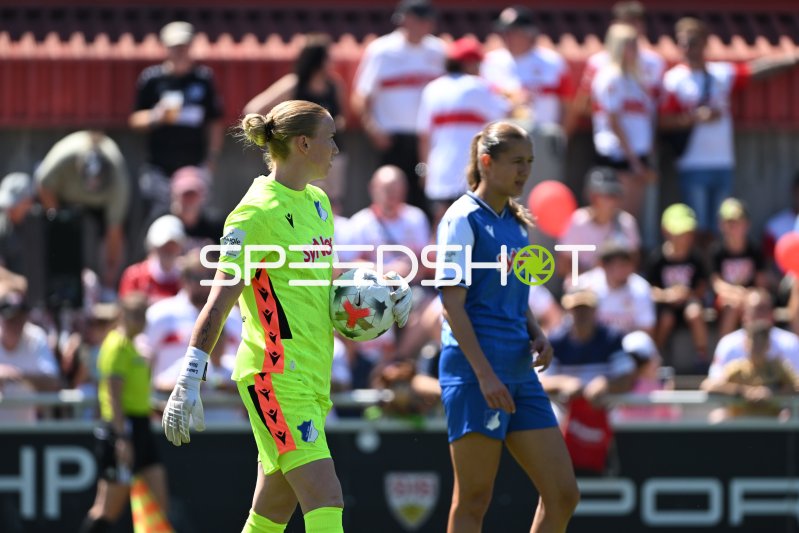 TSG-Torhüterin Laura Dick mit Ball im Robert-Schlienz-Stadion