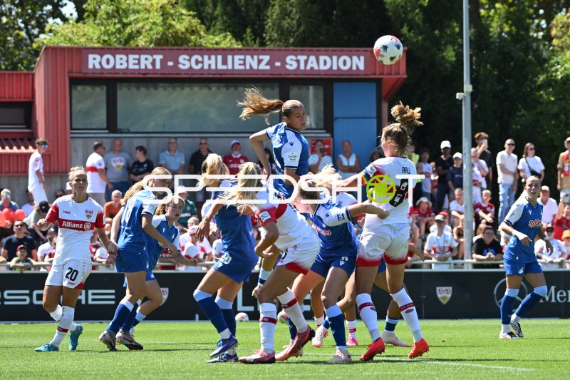 Svenja Vöhringer (#34; TSG Hoffenheim) köpft im Zweikampf gegen VfB Stuttgart