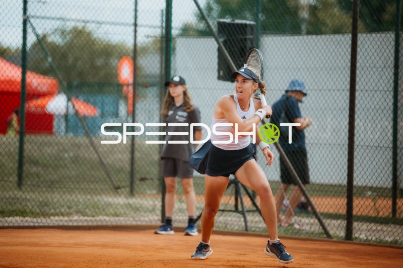 Tennisspielerin beim Schlag auf dem Sandplatz in Leipzig