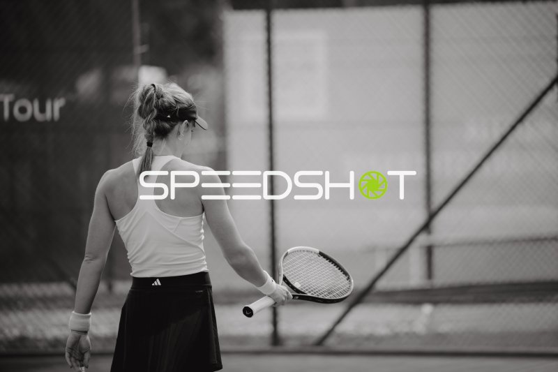 Tennisspielerin mit Schläger auf dem Platz in Leipzig