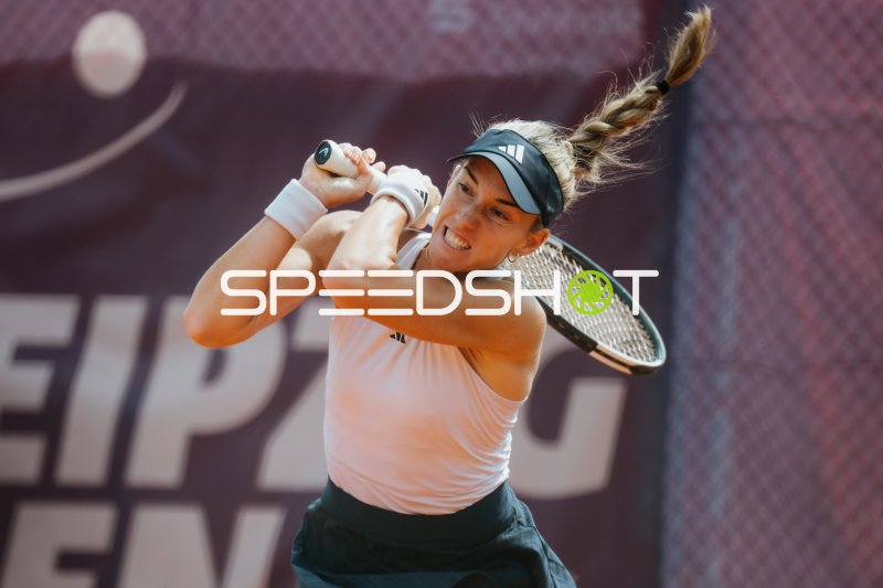 Tennisspielerin beim kraftvollen Rückhand-Schlag in Leipzig