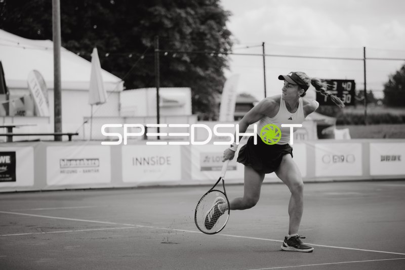 Tennisspielerin beim kraftvollen Aufschlag im Sportforum Leipzig