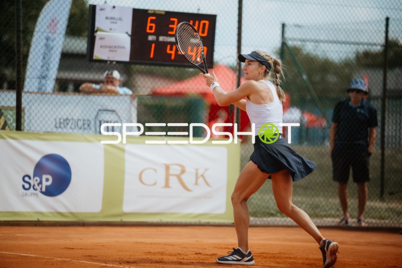 Tennisspielerinnen beim Aufschlag auf dem Sandplatz in Leipzig