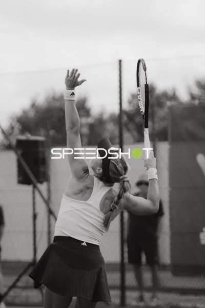 Tennisspielerin beim Aufschlag im Sportforum Leipzig