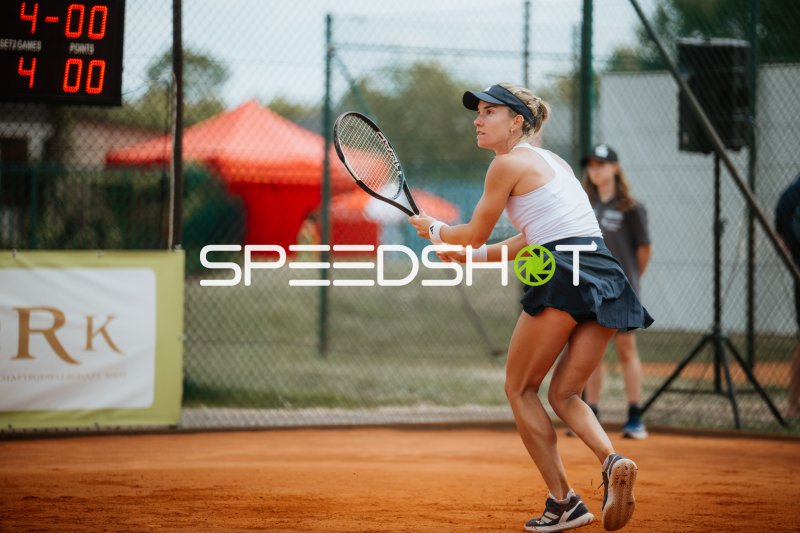 Tennisspielerin in Grundlinienposition auf Sandplatz in Leipzig