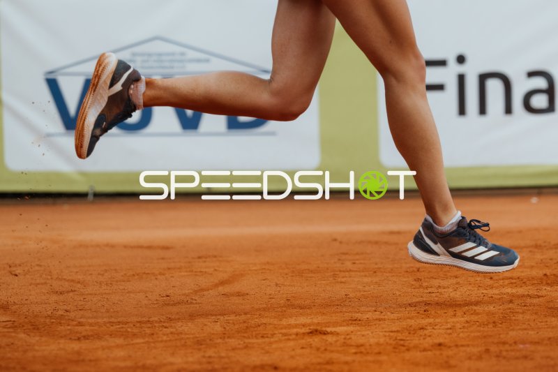 Sprintende Beine auf dem Sandplatz beim Tennisturnier in Leipzig