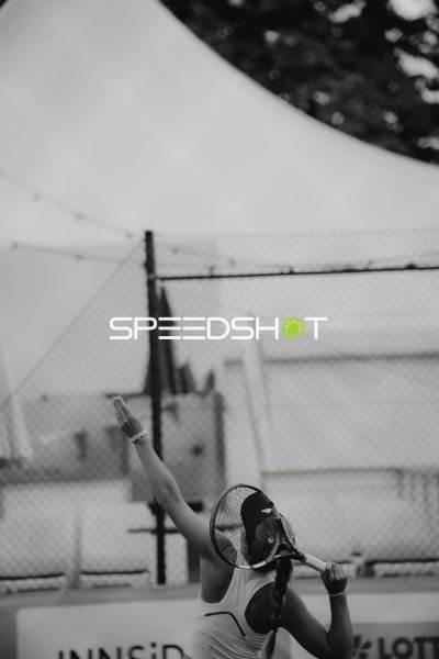 Tennisspielerin beim Aufschlag im Sportforum Leipzig
