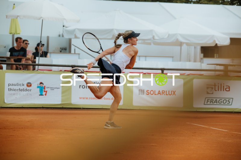 Tennisspielerin beim kraftvollen Aufschlag auf dem Sandplatz in Leipzig