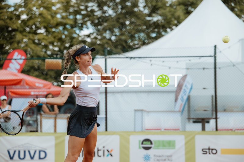 Tennisspielerin beim Aufschlag im Sportforum Leipzig