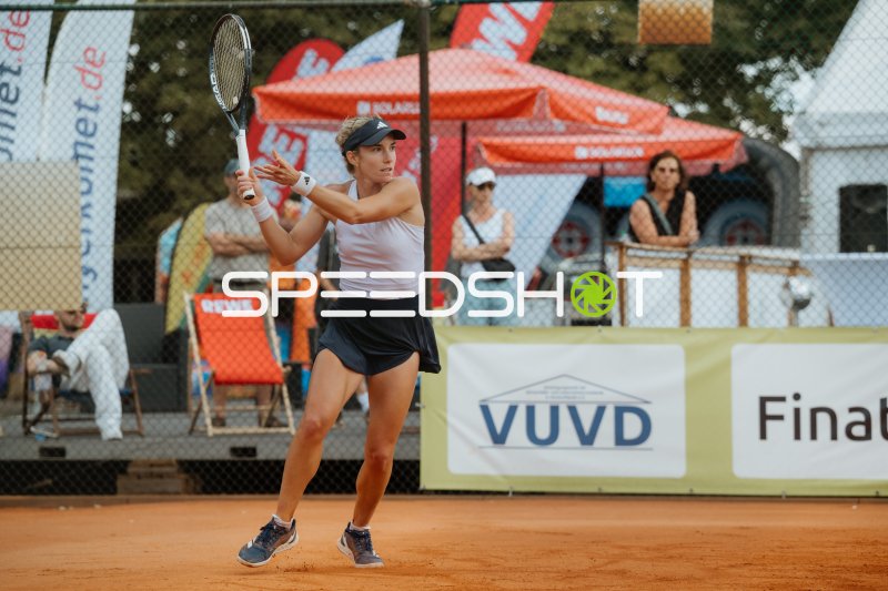 Tennisspielerin beim kraftvollen Schlag auf dem Sandplatz in Leipzig