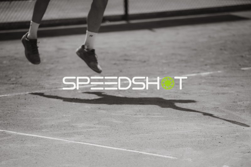 Sprung mit Schatten – Sportler in der Luft im Sportforum Leipzig