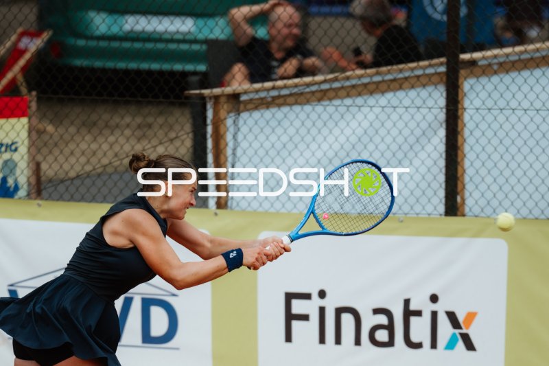 Tennisspielerin beim Rückhand-Schlag im Sportforum Leipzig
