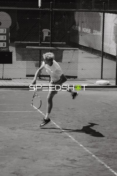 Tennisspieler beim Aufschlag auf Hartplatz im Sportforum Leipzig