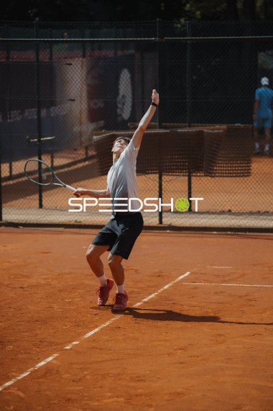 Tennisspieler beim Aufschlag auf dem Sandplatz in Leipzig