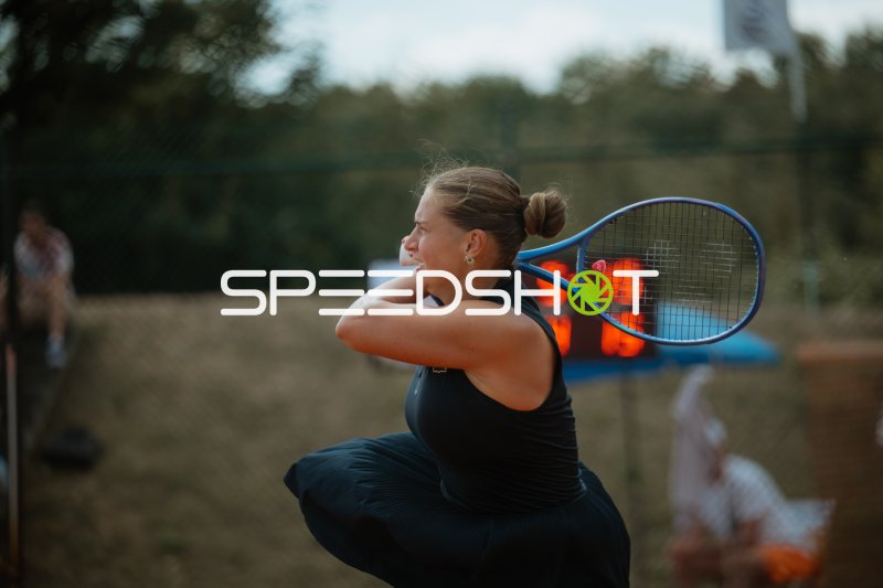 Tennisspielerin nach Schlag mit Follow-through im Sportforum Leipzig