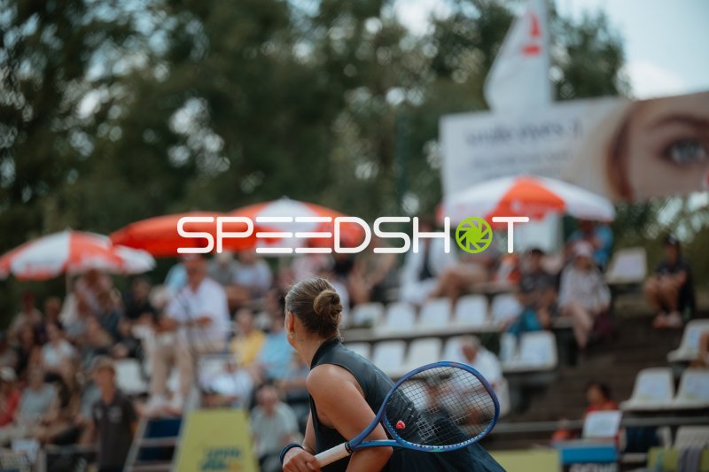 Tennisspielerin in Grundstellung mit Schläger beim Match in Leipzig