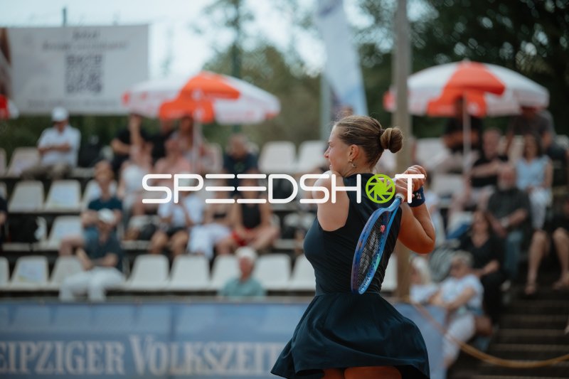 Tennisspielerin beim Schlag im Sportforum Leipzig