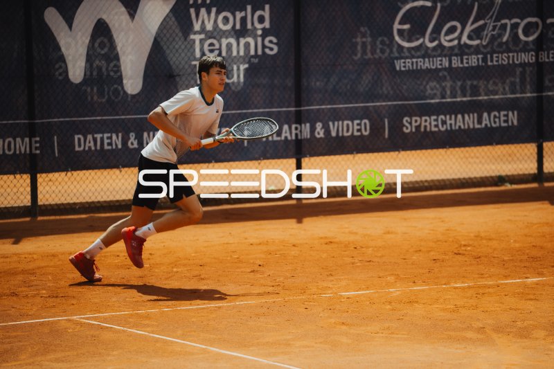 Tennisspieler in dynamischer Laufbewegung beim World Tennis Tour in Leipzig