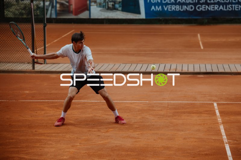 Tennisspieler beim Vorhand-Schlag auf Sandplatz in Leipzig