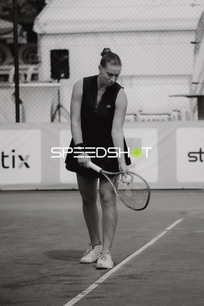 Tennisspielerin beim Aufschlagvorbereitung auf dem Außenplatz in Leipzig