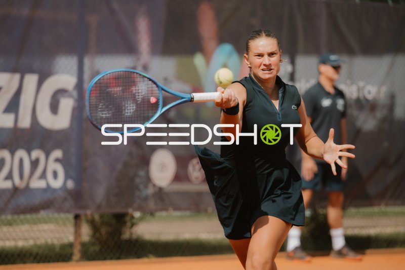 Tennisspielerin beim Vorhand-Schlag auf dem Sandplatz in Leipzig
