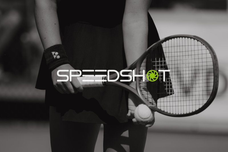 Tennisspielerin mit Yonex-Schläger und Ball vor Aufschlag
