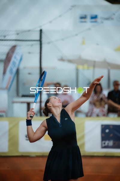 Tennisspielerin beim Aufschlag auf dem Sandplatz in Leipzig