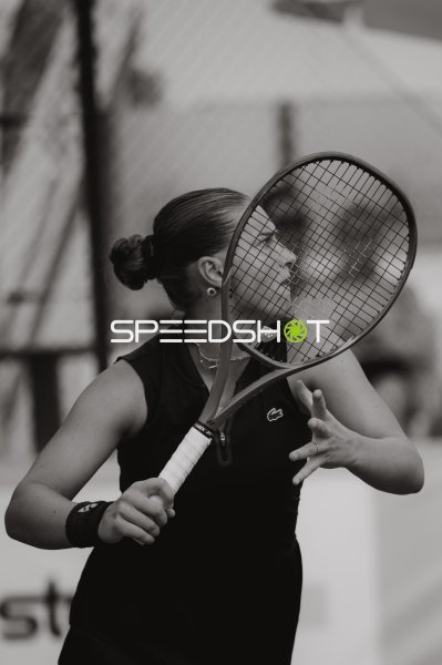 Tennisspielerin mit Yonex-Schläger vor dem Gesicht im Sportforum Leipzig