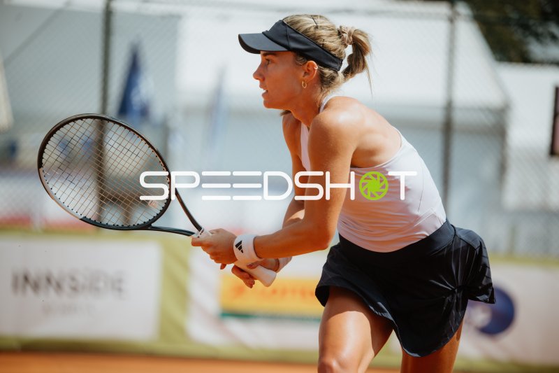 Tennisspielerin in Erwartungshaltung auf dem Sandplatz in Leipzig