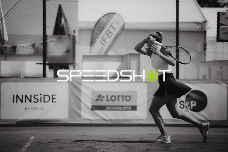 Tennisspielerin beim kraftvollen Schlag im Sportforum Leipzig
