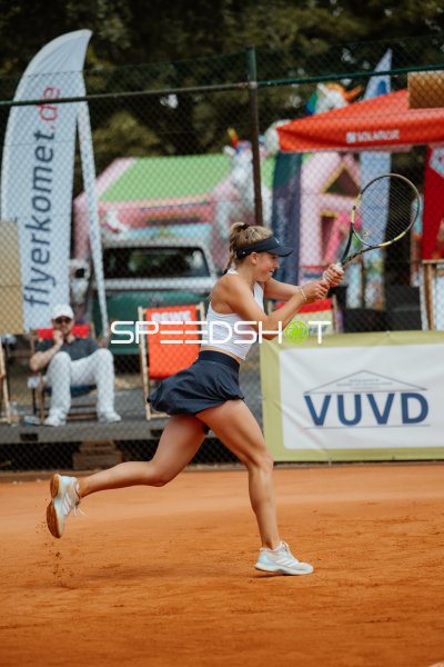 Tennisspielerin beim Rückhand-Schlag auf dem Sandplatz in Leipzig