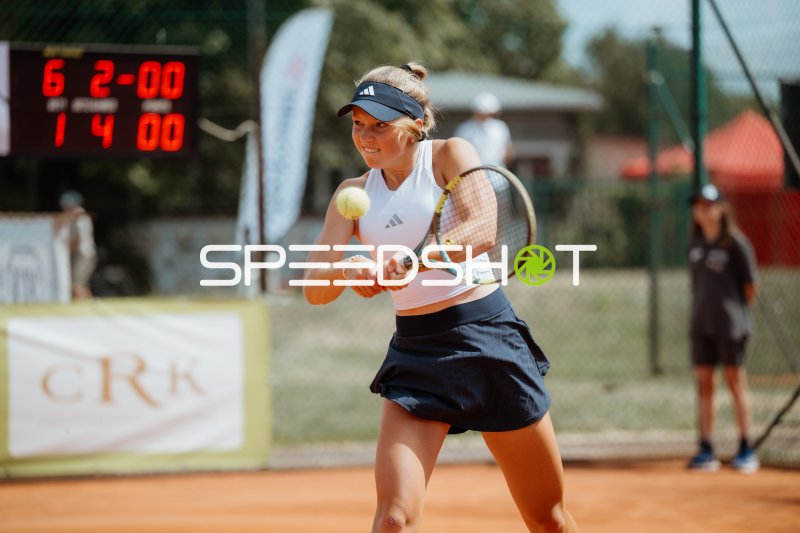 Tennisspielerin beim Rückhand-Schlag auf Sand in Leipzig