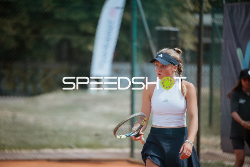 Tennisspielerin mit Schläger auf dem Sandplatz in Leipzig