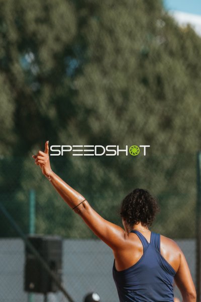 Tennisspielerin reckt den Arm beim Jubel im Sportforum Leipzig