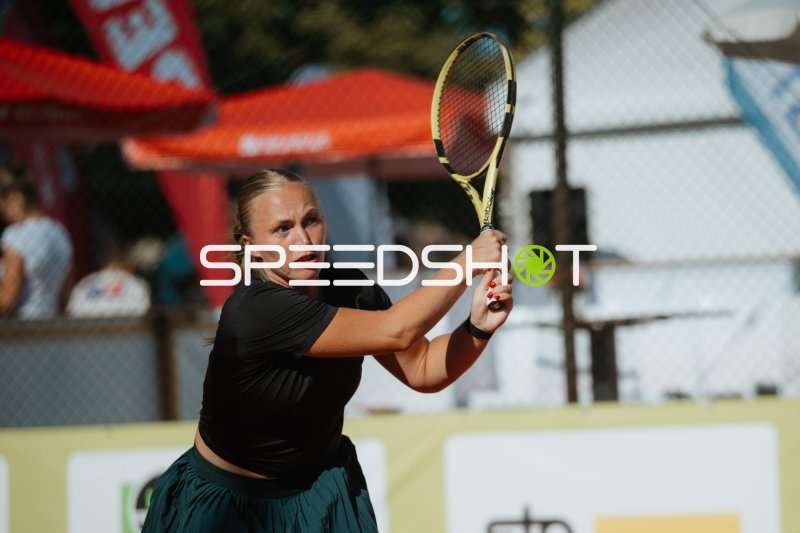Tennisspielerin beim Rückhand-Schlag im Sportforum Leipzig