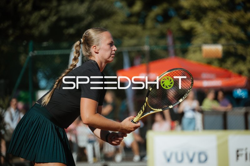 Tennisspielerin beim Return im Sportforum Leipzig