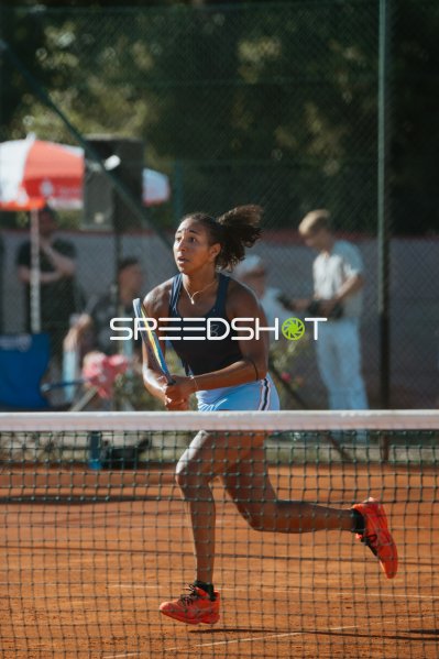 Tennisspielerin im Sprint am Netz auf Sandplatz in Leipzig