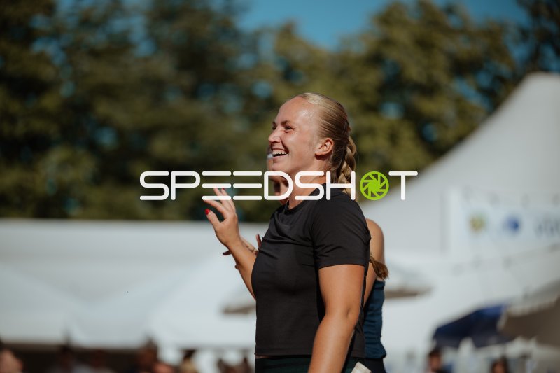 Athletin lacht ausgelassen beim Sportforum Leipzig