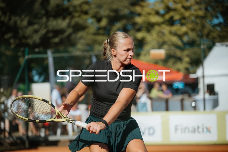 Tennisspielerin beim Return auf dem Sandplatz in Leipzig