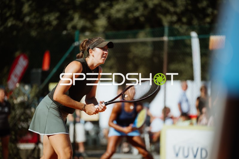 Tennisspielerin in Grundstellung beim Match im Sportforum Leipzig