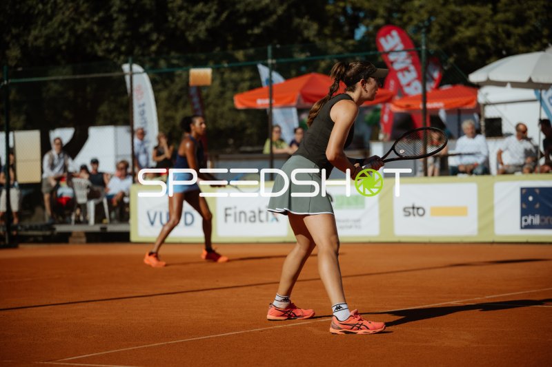 Zwei Tennisspielerinnen im Ballwechsel auf dem Sandplatz in Leipzig